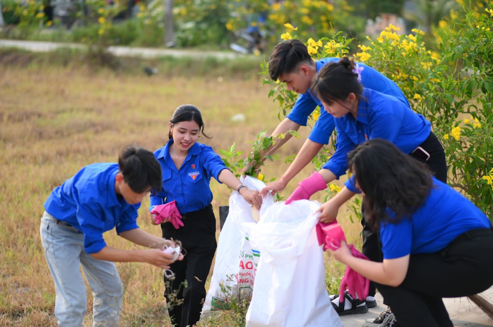 Đoàn viên, thanh niên ra quân dọn vệ sinh đường giao thông nông thôn, chung tay xây dựng cảnh quan sạch, đẹp