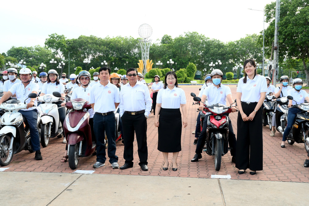 Đại diện các đơn vị y tế tỉnh tham gia diễu hành 