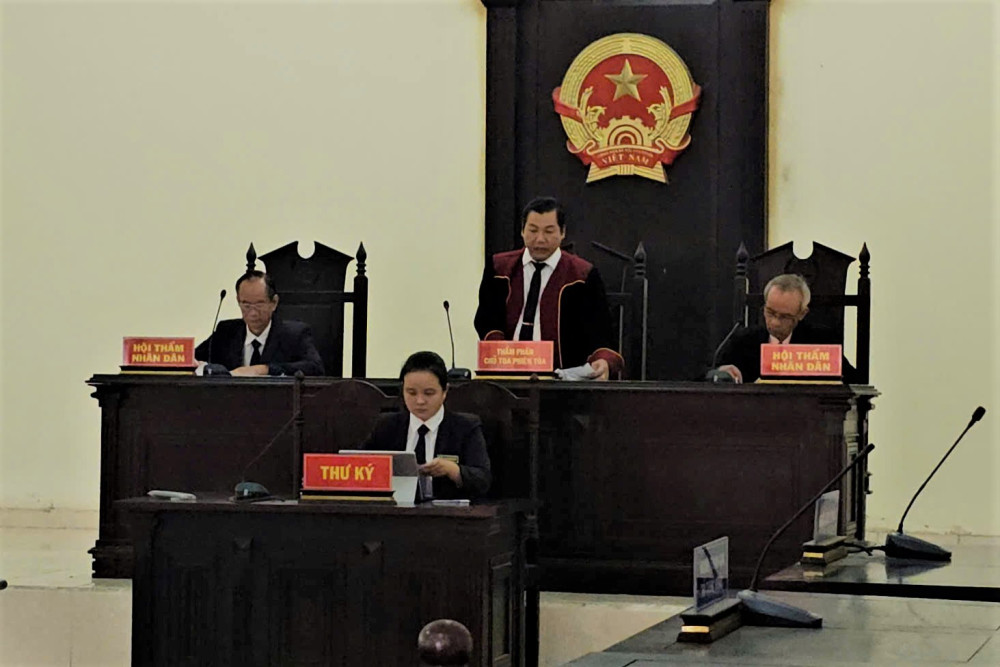 Hội đồng xét xử quyết định tạm hoãn phiên tòa