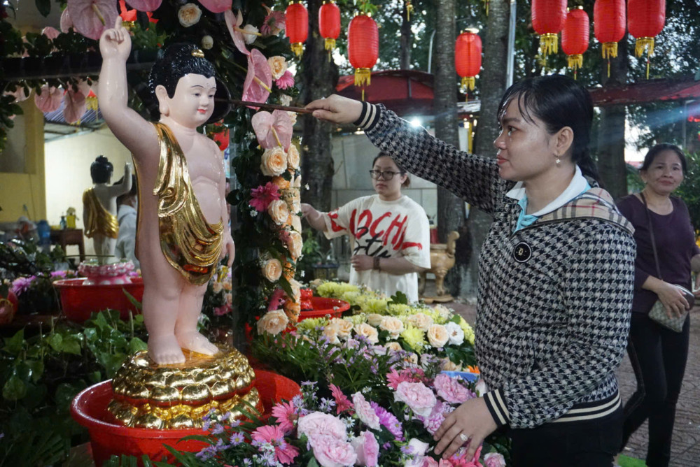 Người dân tham gia lễ tắm Phật để thanh lọc thân tâm tại chùa Ân Thọ (TP.Tân An)