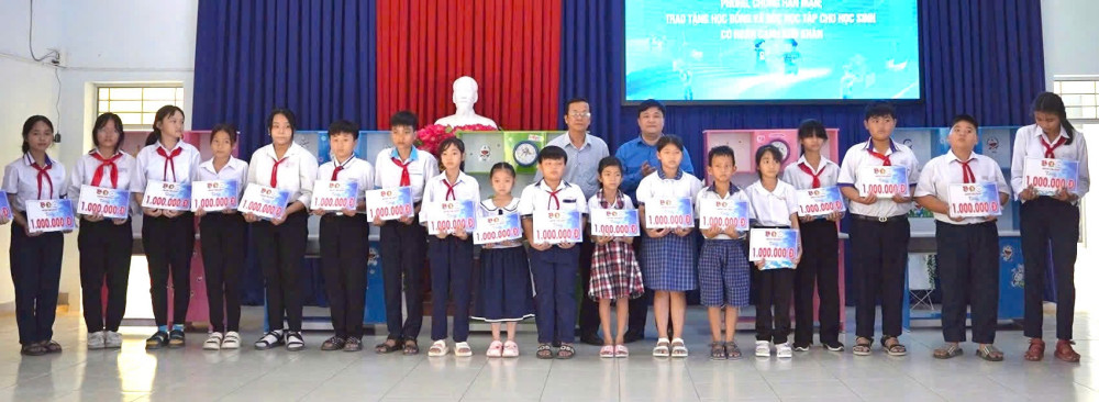 Hội đồng Đội huyện Cần Giuộc trao tặng góc học tập cho các em học sinh có hoàn cảnh khó khăn