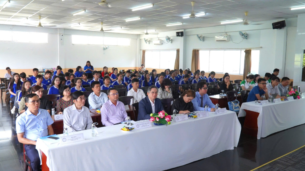 Các đại biểu tham gia hội thảo