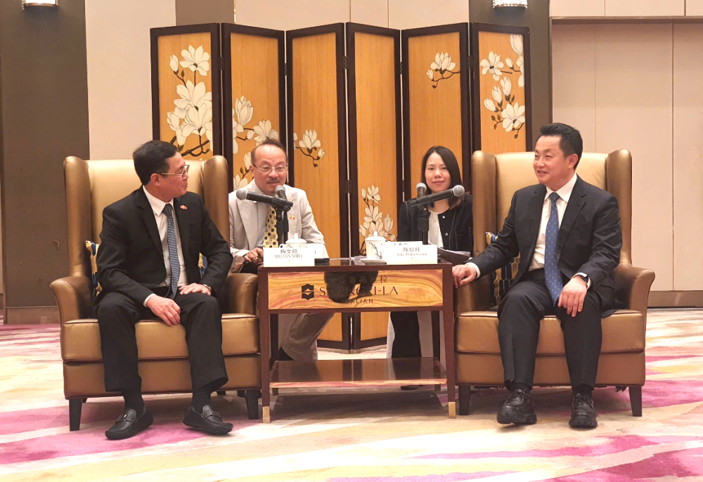Ông Trần Thiệu Vượng -  Phó Bí thư Thành ủy, Thị trưởng thành phố Đại Liên tiếp ông Mai Văn Nhiều - Phó Chủ tịch phụ trách HĐND tỉnh Long An