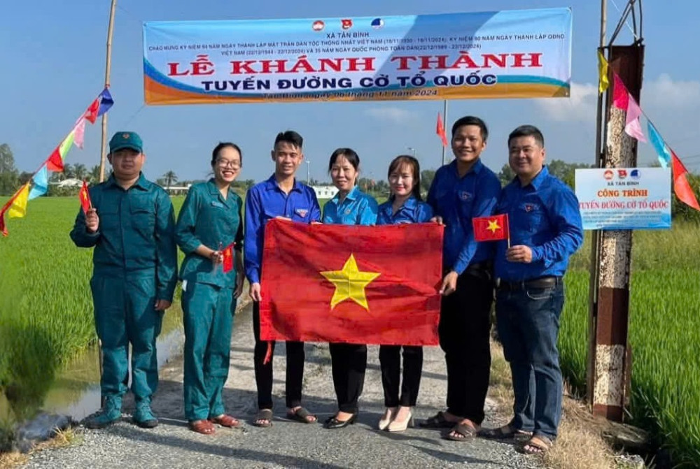 Công trình Đường cờ Tổ quốc góp phần giáo dục tinh thần yêu quê hương, đất nước (Trong ảnh: Công trình Đường cờ Tổ quốc tại xã Tân Bình, huyện Tân Trụ)