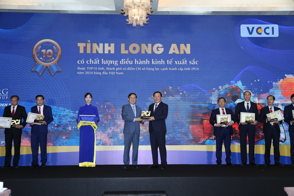 Phó Bí thư Tỉnh ủy, Chủ tịch UBND tỉnh Long An - Nguyễn Văn Út (bên phải) nhận chứng nhận khi Long An lọt vào top 3 địa phương dẫn đầu PCI năm 2024