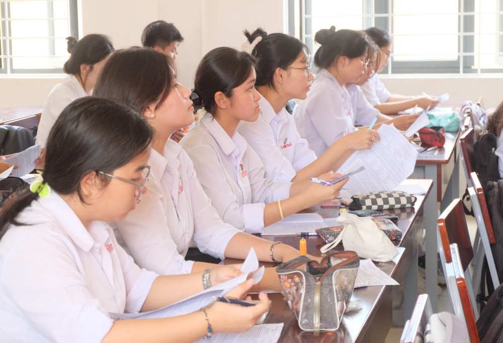 Học sinh lớp 12 ra sức ôn luyện sau kỳ thi thử để chuẩn bị cho Kỳ thi tốt nghiệp THPT năm 2025