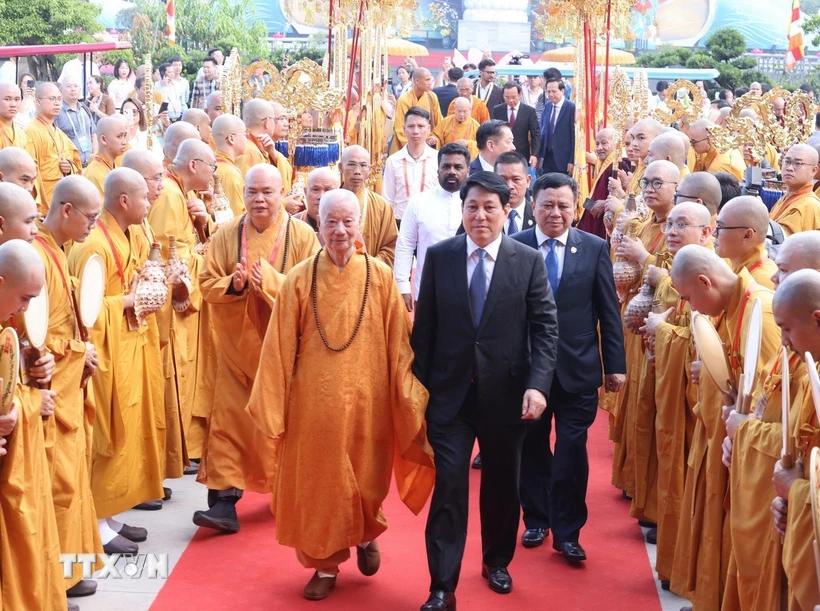 Chủ tịch nước Lương Cường và Trưởng lão hòa thượng Thích Trí Quảng, Pháp chủ Giáo hội Phật giáo Việt Nam dự khai mạc Đại lễ Phật đản Liên hợp quốc - Vesak 2025. (Ảnh: Lâm Khánh/TTXVN)