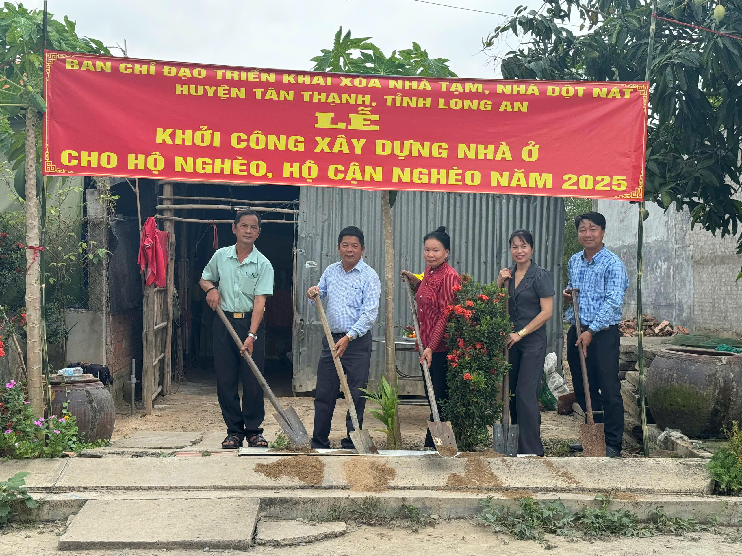 Khởi công xây nhà cho bà Nguyễn Thị Hồng Thắm (thứ 3, trái qua, ấp Hải Hưng, xã Nhơn Hòa, huyện Tân Thạnh) từ chương trình “Chung tay xóa nhà tạm, nhà dột nát”