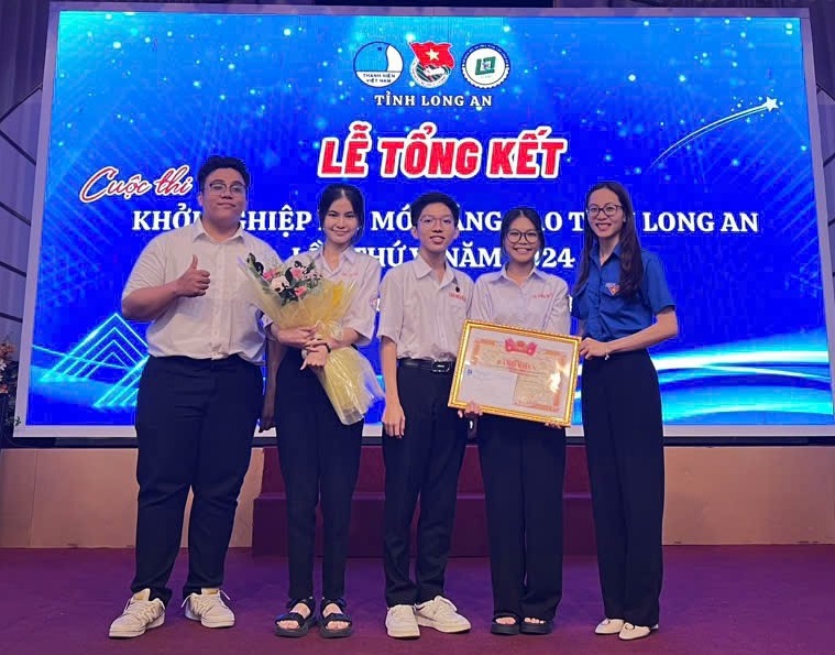 Nhóm của Nguyễn Phạm Uyên Trinh (học sinh Trường THPT Chuyên Trần Văn Giàu (TP.Tân An)) tại Cuộc thi Khởi nghiệp đổi mới sáng tạo tỉnh Long An lần thứ V, năm 2024