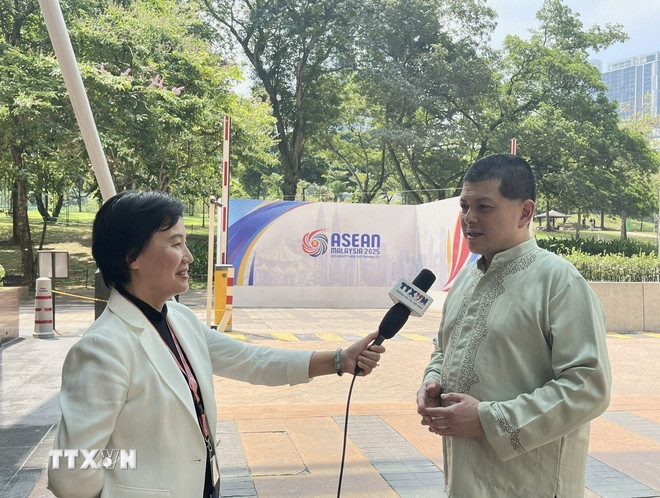 Cố vấn cấp cao Trung tâm nghiên cứu Thái Bình Dương của Malaysia, Tiến sỹ Oh Ei Sun trả lời phỏng vấn. (Ảnh: Thành Trung/TTXVN)