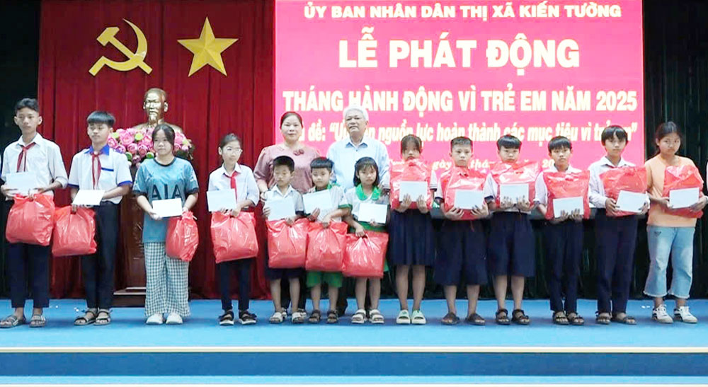 Phó Chủ tịch UBND thị xã Kiến Tường - Nguyễn Thị Lụa trao quà cho trẻ em có hoàn cảnh đặc biệt và trẻ em có nguy cơ rơi vào hoàn cảnh đặc biệt