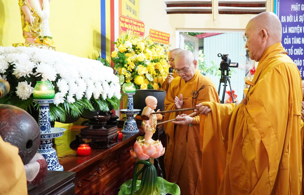 Thực hiện nghi thức tắm Phật