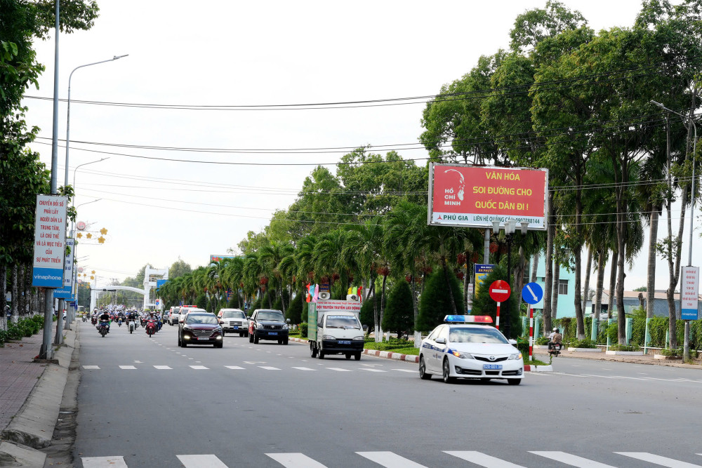 Đoàn xe diễu hành trên trục đường chính TP.Tân An với khẩu hiệu tuyên truyền phòng, chống tác hại thuốc lá