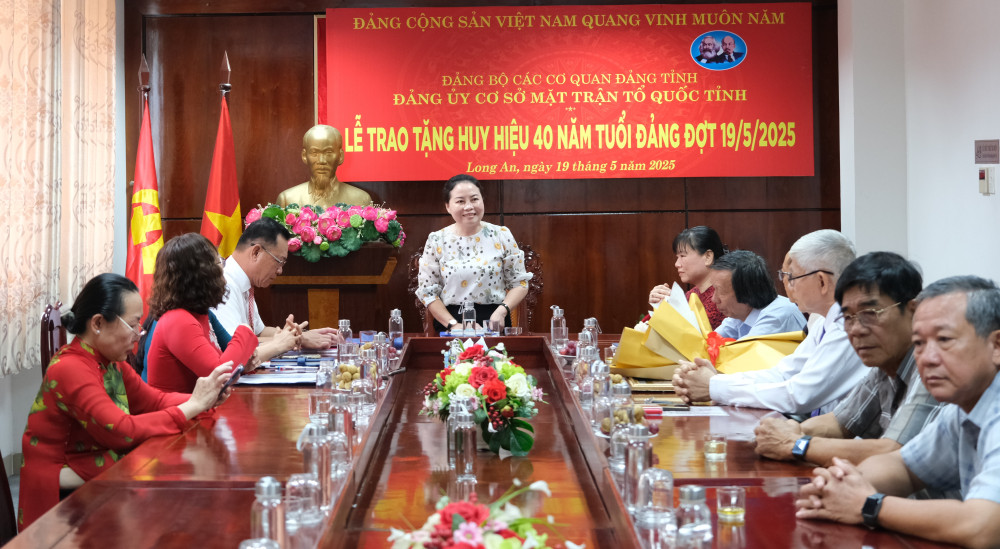 Ủy viên Ban Thường vụ Tỉnh ủy, Bí thư Đảng ủy cơ sở MTTQ tỉnh - Nguyễn Thị Thu Trinh phát biểu chúc mừng 2 đảng viên