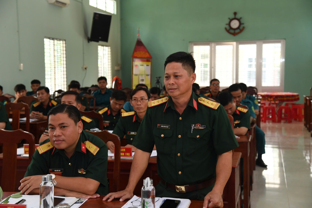 Cán bộ Ban CHQS huyện Tân Thạnh phát biểu ý kiến tại buổi đối thoại
