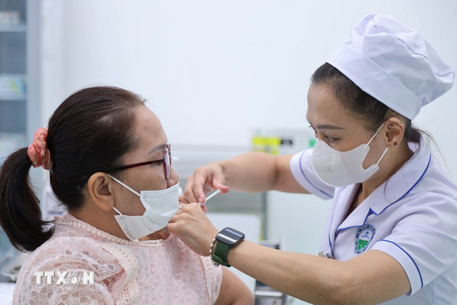 Tiêm chủng vaccine phòng zona thần kinh cho người dân tại Trung tâm Tiêm chủng, Bệnh viện Da liễu Thành phố Hồ Chí Minh. (Ảnh: Đinh Hằng/TTXVN)