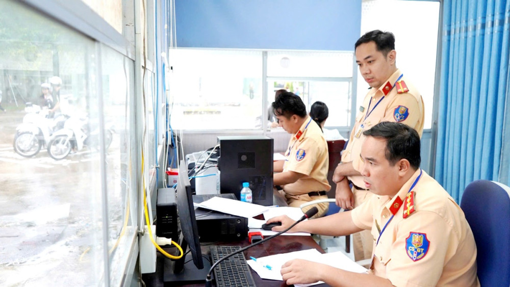 Cảnh sát giao thông tiến hành tổ chức sát hạch, cấp giấy phép lái xe (ảnh T.P)