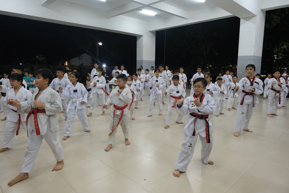Các em học sinh được cha mẹ cho đi học võ trong dịp hè