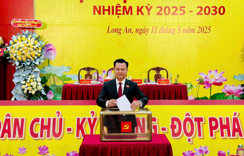 Bỏ phiếu bầu Ban Chấp hành Đảng bộ Agribank Chi nhánh tỉnh Long An nhiệm kỳ 2025-2030