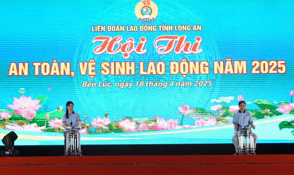 Chị Huỳnh Hải Yến (Công ty TNHH Cơ khí Mianlan (huyện Đức Hòa), bên trái) tham gia Hội thi An toàn, vệ sinh lao động, góp phần tuyên truyền về ý thức, trách nhiệm của công nhân, lao động trong an toàn, vệ sinh lao động