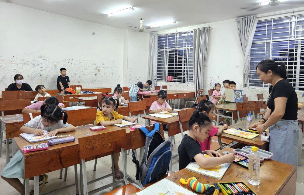 Mặc dù mùa hè vừa mới bắt đầu, lớp vẽ tại Trung tâm Thanh thiếu nhi tỉnh cũng có khá đông học viên
