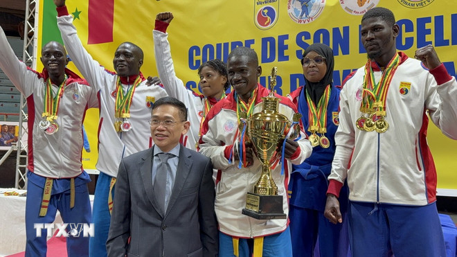 Đại sứ Việt Nam tại Algeria kiêm nhiệm Senegal Trần Quốc Khánh trao huy chương cho các võ sinh đoạt giải. (Ảnh: TTXVN phát)