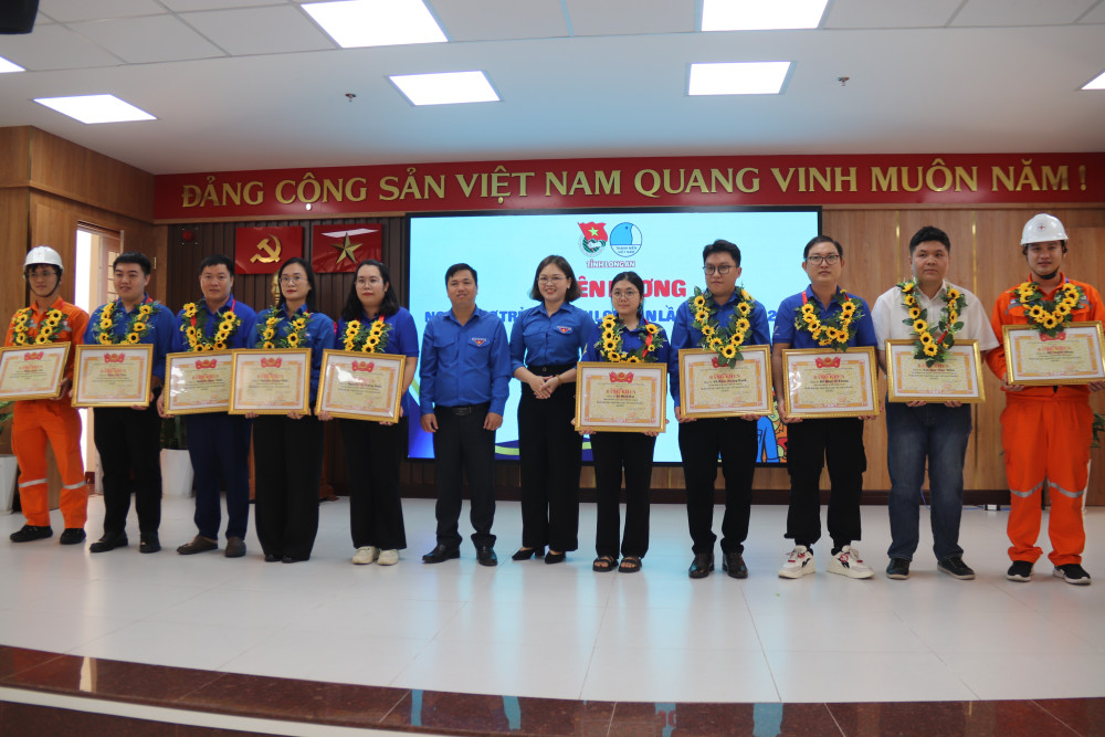 10 cá nhân tiêu biểu được tặng bằng khen, tuyên dương danh hiệu 