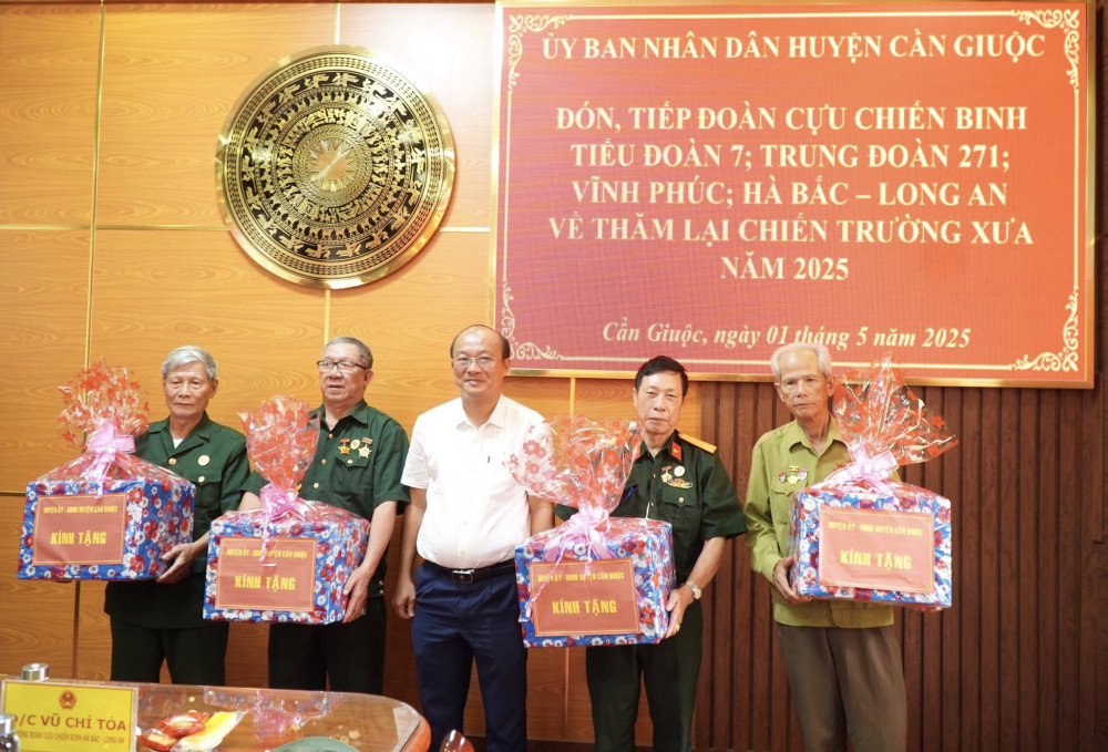 Chủ tịch UBND huyện Cần Giuộc - Nguyễn Anh Đức tặng quà Đoàn cựu chiến binh