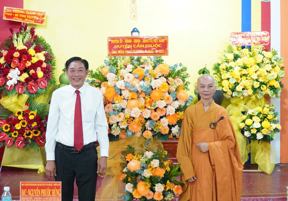 Phó Bí thư Thường trực Huyện ủy, Chủ tịch HĐND huyện - Nguyễn Phước Hùng tặng hoa chúc mừng