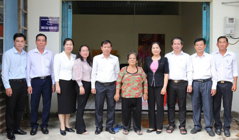 Trao nhà cho hộ nghèo, cận nghèo gặp khó khăn về nhà ở
