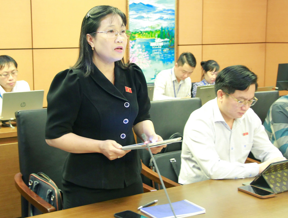 Đại biểu Nguyễn Hoàng Uyên - Phó Giám đốc Trung tâm Kiểm soát bệnh tật tỉnh Long An, phát biểu đóng góp ý kiến đối với dự thảo Luật sửa đổi, bổ sung một số điều của Luật các tổ chức tín dụng tại phiên thảo luận