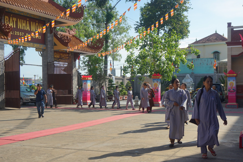 Phật tử đến dự Đại lễ Phật đản Vesak 2025 tại chùa Thiên Châu (TP.Tân An)