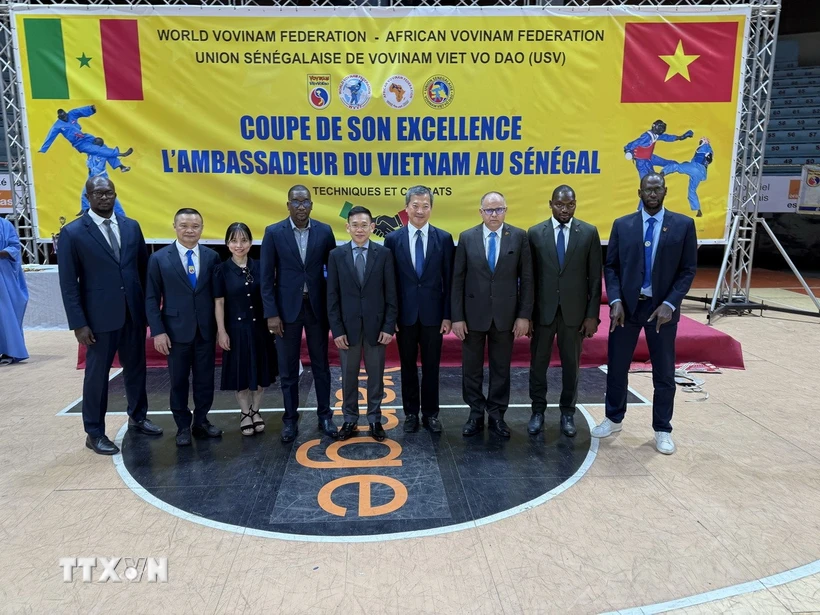 Đoàn đại biểu do Đại sứ Trần Quốc Khánh và Chủ tịch WVVF Mai Hữu Tín dẫn đầu cùng các lãnh đạo của USV tại lễ khai mạc vòng chung kết. (Ảnh: TTXVN phát)