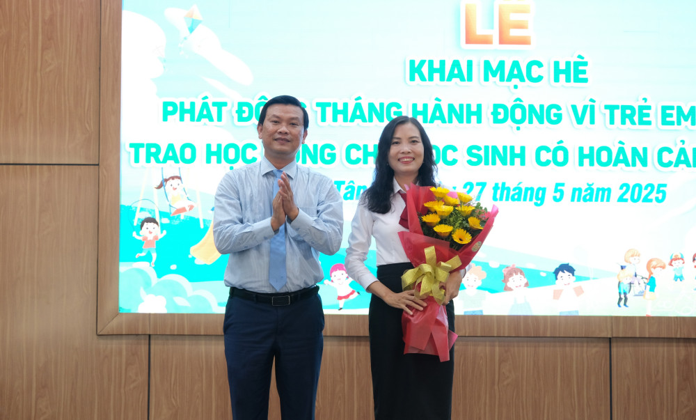 Phó Chủ tịch UBND TP.Tân An – Nguyễn Minh Sang tặng hoa cảm ơn đơn vị tài trợ