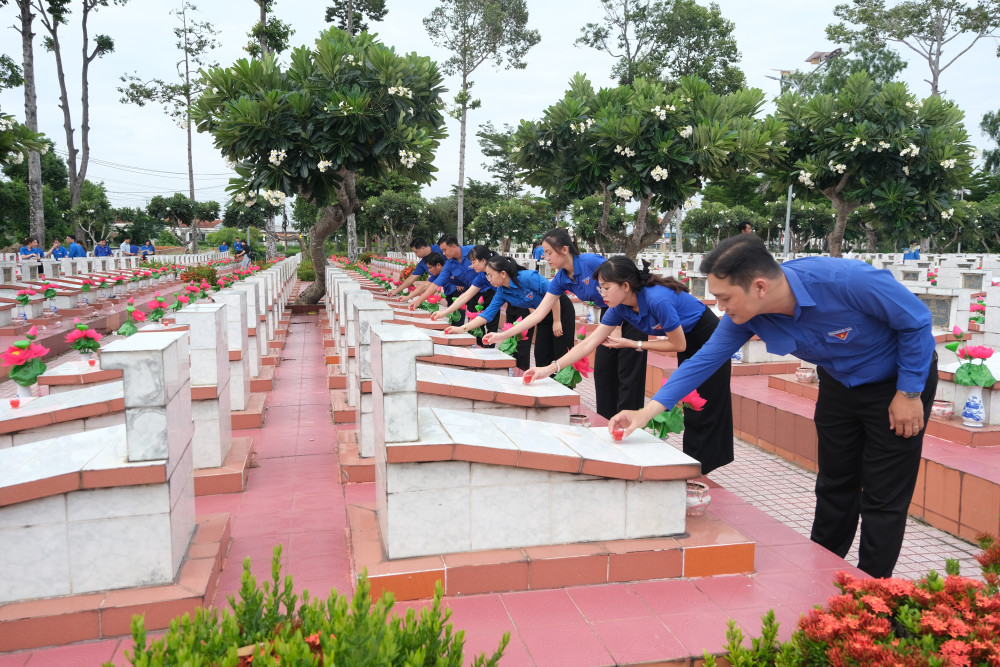 Đoàn viên, thanh niên thực hiện công trình thanh niên chăm sóc các công trình ghi công liệt sĩ trên địa bàn tỉnh
