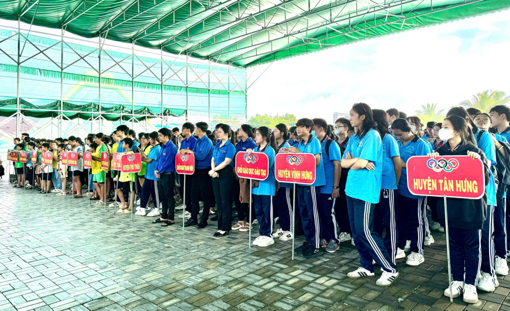 Các em thiếu nhi, học sinh tham gia Lễ khai mạc hè, Ngày Olympic trẻ em và phát động toàn dân tập luyện môn bơi phòng, chống đuối nước năm 2025