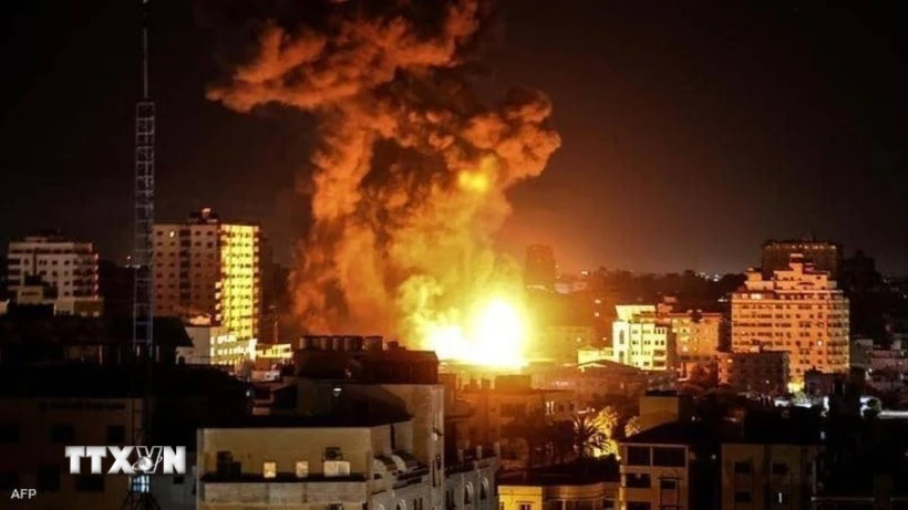 Khói bốc lên sau đòn không kích của Israel xuống Dải Gaza. (Ảnh: IRNA/TTXVN)