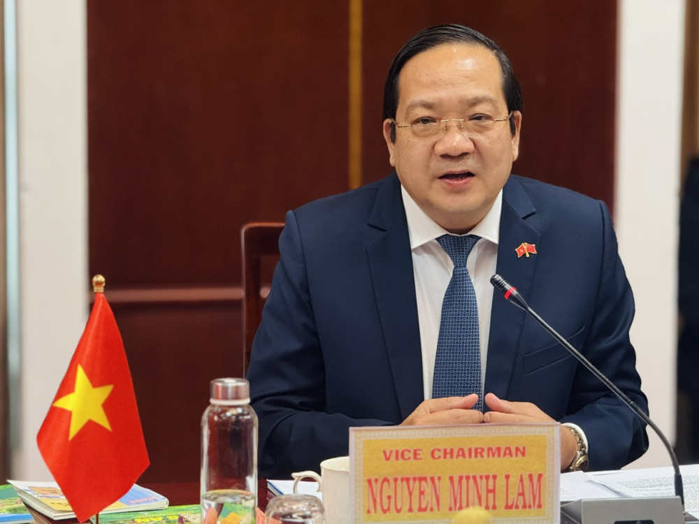 Ủy viên Ban Thường vụ Tỉnh ủy, Phó Chủ tịch UBND tỉnh - Nguyễn Minh Lâm chia sẻ thông tin về Long An với Đoàn công tác tỉnh Thanh Hải (Trung Quốc)