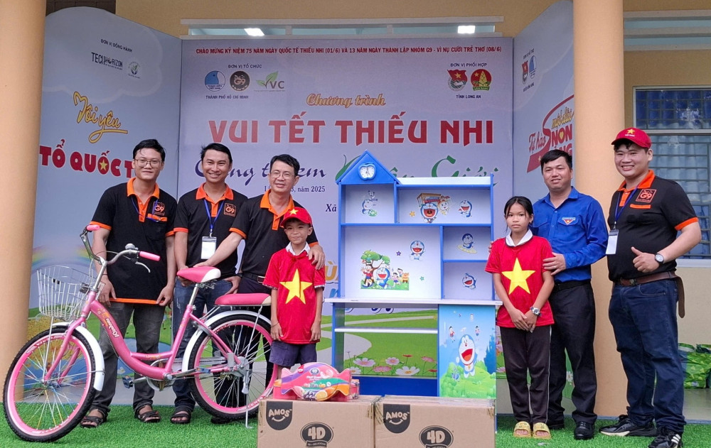 Phó Bí thư Tỉnh Đoàn, Chủ tịch Hội đồng Đội tỉnh - Phạm Văn Hậu và nhà hảo tâm trao xe đạp, góc học tập cho học sinh có hoàn cảnh khó khăn tại xã Thái Trị, huyện Vĩnh Hưng