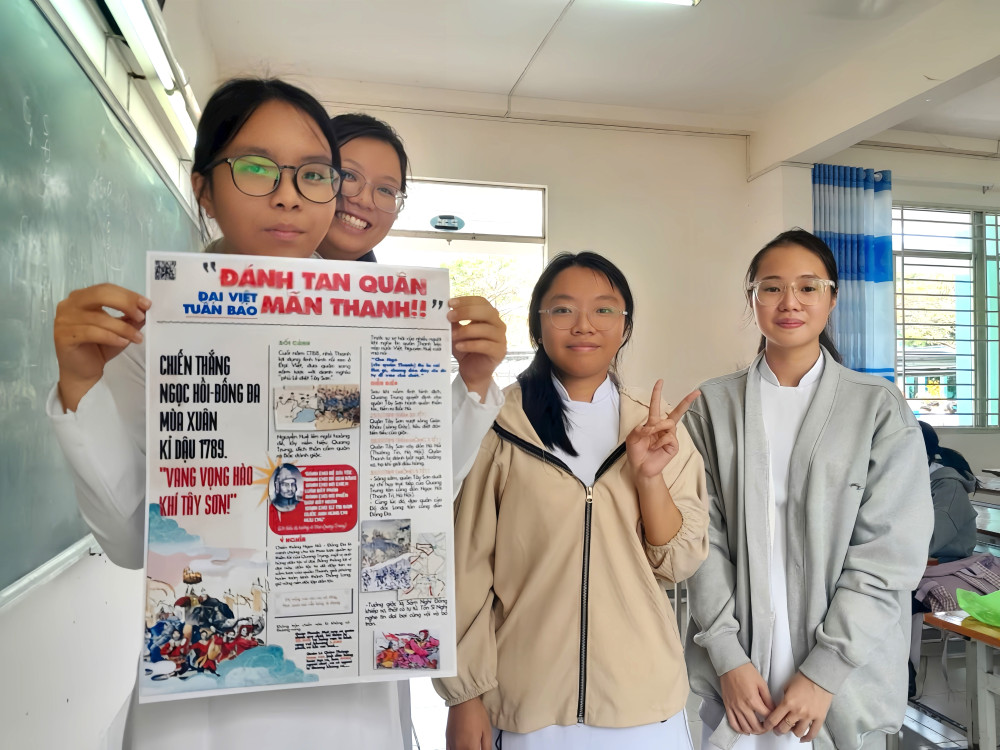 Học sinh Trường THPT Gò Đen (huyện Bến Lức) thể hiện sự sáng tạo trong cách học lịch sử qua báo tường