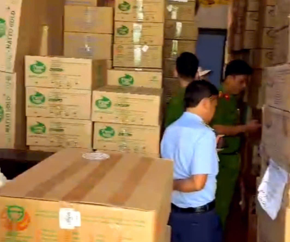 Lực lượng chức năng kiểm tra hàng hóa