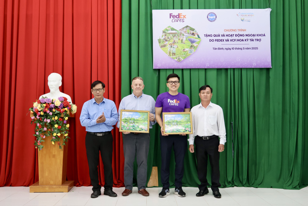Đại diện lãnh đạo địa phương tặng quà lưu niệm cho nhà tài trợ VCF/Hoa Kỳ và Công ty FedEx Việt Nam