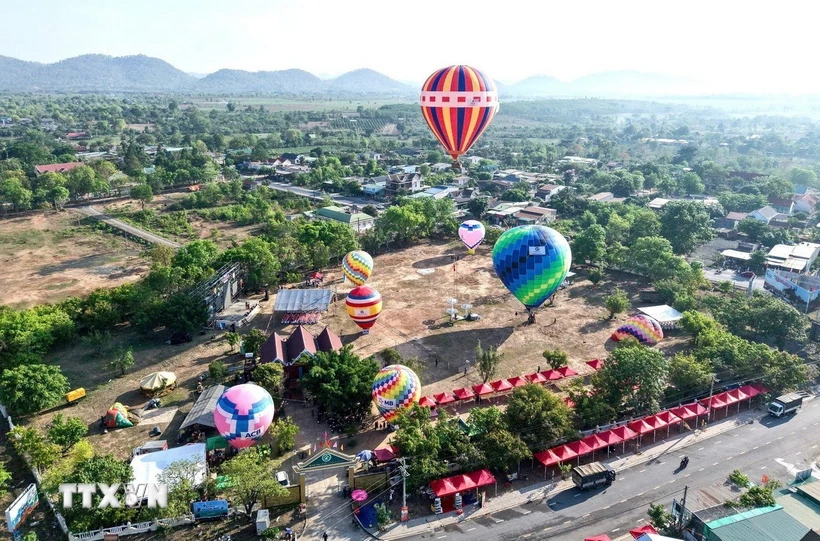 Rực rỡ khinh khí cầu tại Ngày hội Khinh khí cầu Đắk Lắk 2025. (Ảnh: TTXVN)