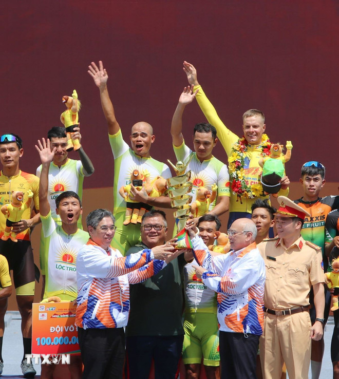 Phó Bí thư Thường trực Thành ủy Thành phố Hồ Chí Minh Nguyễn Phước Lộc (bên trái) trao cúp vô địch đồng đội cho đội Tập đoàn Lộc Trời An Giang. (Ảnh: Thanh Vũ/TTXVN)