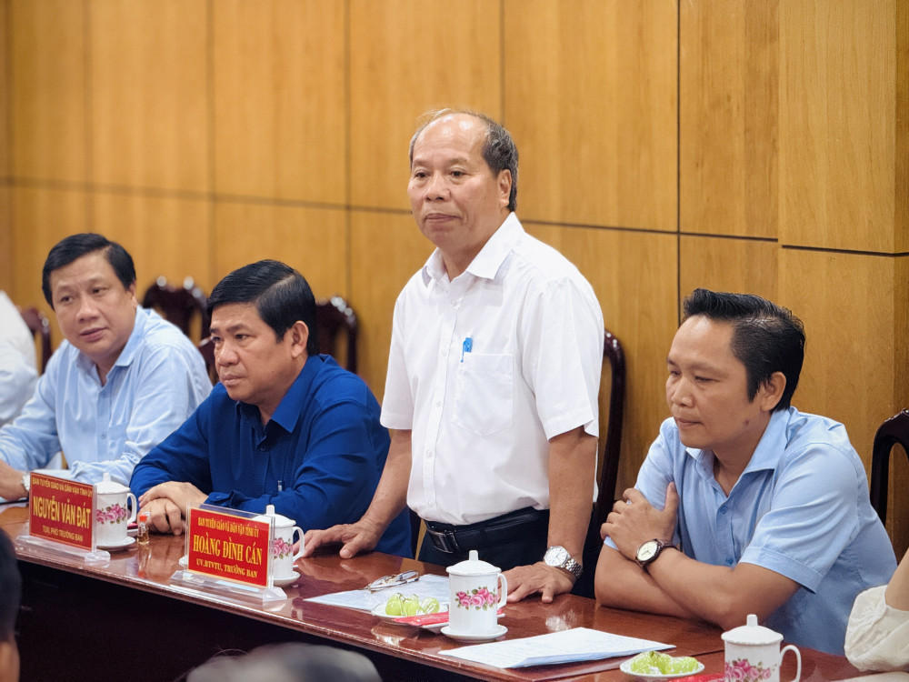 Ủy viên Ban Thường vụ Tỉnh ủy, Trưởng ban Tuyên giáo và Dân vận Tỉnh ủy Long An - Hoàng Đình Cán trao đổi tại buổi làm việc