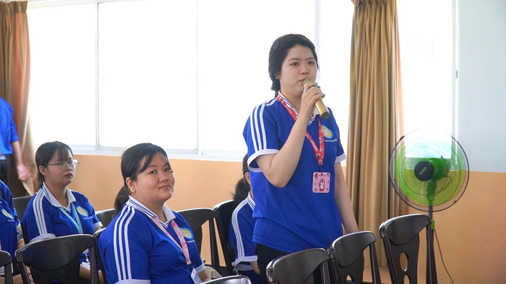 Sinh viên đặt câu hỏi cho các chuyên gia