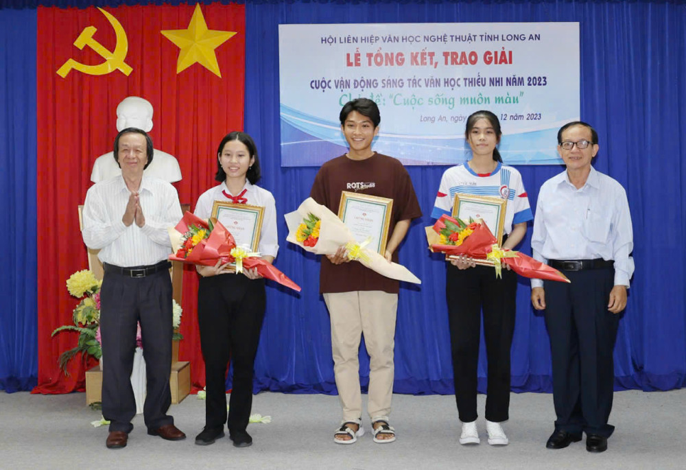 Việc giữ gìn bản sắc văn hóa Long An có sự tham gia nhiệt tình của các bạn trẻ (Trong ảnh: Ban Tổ chức trao giải cho thí sinh đoạt giải trong cuộc vận động Sáng tác văn học thiếu nhi tỉnh năm 2023)