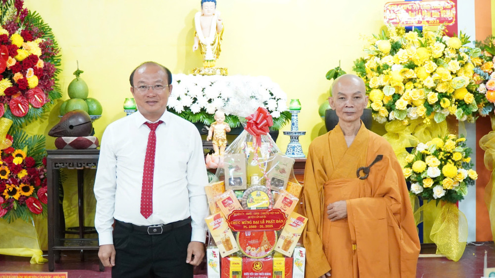 Chủ tịch UBND huyện - Nguyễn Anh Đức tặng quà chúc mừng
