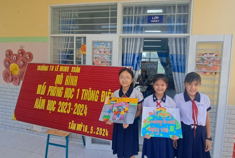 Lớp học trở thành không gian sáng tạo, nơi đội viên thể hiện suy nghĩ, cảm xúc và những thông điệp tích cực
