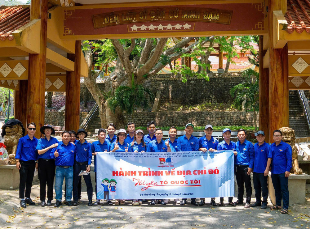 Cán bộ và đoàn viên, thanh niên huyện Tân Trụ tổ chức hành trình Tôi yêu Tổ quốc tôi và hoạt động về nguồn tại Khu di tích lịch sử Núi Minh Đạm (tỉnh Bà Rịa - Vũng Tàu)